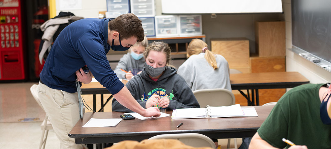an instructor meets with a student in lab.