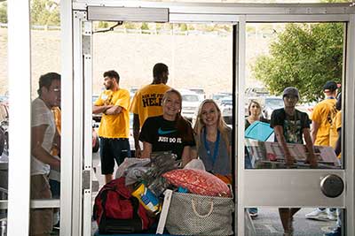students moving into the residence halls