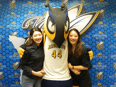 New MSUB students with Buzz