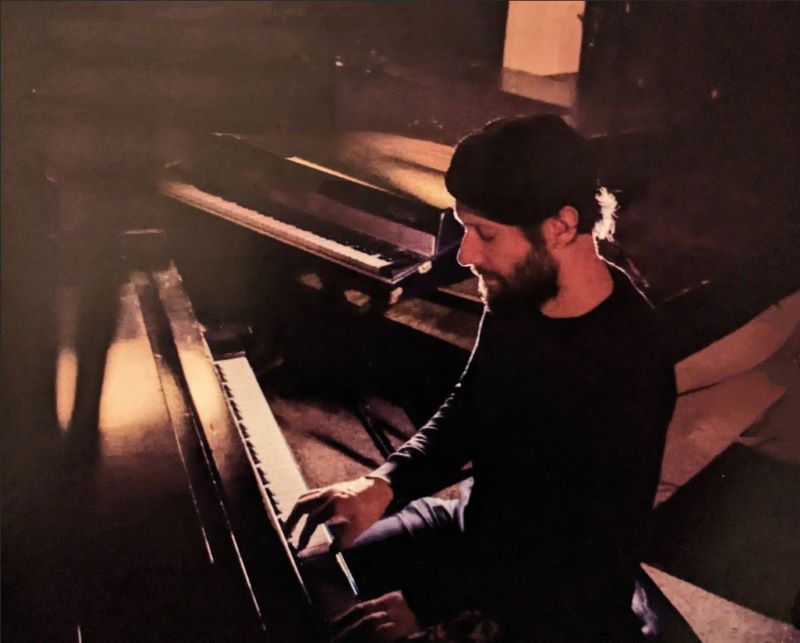 Steve Detroy playing piano