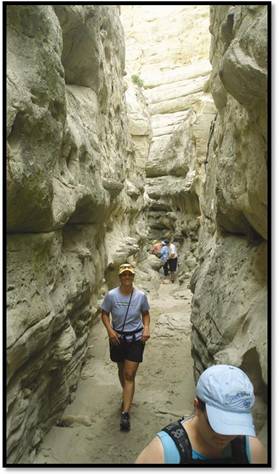 missouri river hiking through the white cliffs.JPG